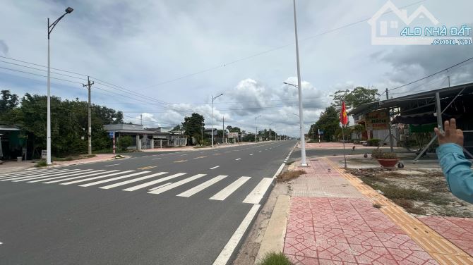 Nhà đất mặt tiền Nguyễn Chí Thanh, Hoà Thành Tây Ninh ( giá chỉ 3 tỉ 100 )