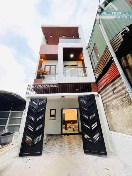 Bán Nhà 3 tầng Cách Mặt Tiền Ngự Bình chỉ 20m. Giá chỉ: 3,8xx tỷ - Oto tránh nhau