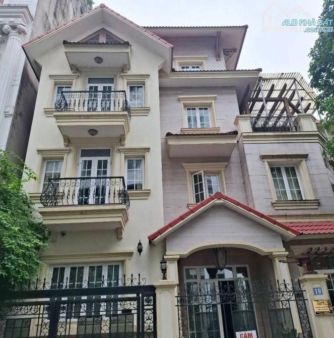 BIỆT THỰ VIP TRUNG TÂM CẦU GIẤY- LÔ GÓC - 3 MẶT THOÁNG -KINH DOANH KINH DOANH ĐỈNH