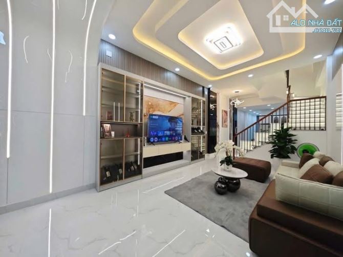 Chủ tặng Full Nội Thất, nhà Phố Trạm 40m2 x 5T, giá 6.35 tỷ. Có thương lượng mạnh luôn