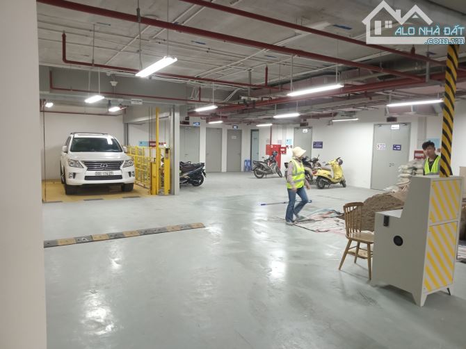 Bán toà nhà văn phòng MP Nguyễn Hoàng, Nam Từ Liêm. DT 300m2 x 9 tầng, MT 15m. Giá: 179 tỷ
