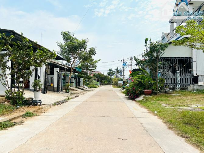 VÀI BƯỚC CHÂN TỚI KDL MŨI GÀNH - BÃI CON, 5 X 25M, ĐƯỜNG XE TẢI CHẠY TUNG TĂNG, GIÁ 990TR - 1