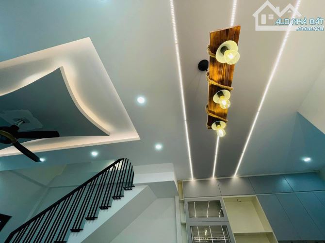 Bán Nhà 3 tầng Cách Mặt Tiền Ngự Bình chỉ 20m. Giá chỉ: 3,8xx tỷ - Oto tránh nhau - 3