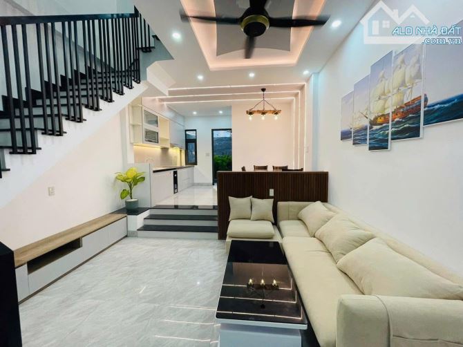 Bán Nhà 3 tầng Cách Mặt Tiền Ngự Bình chỉ 20m. Giá chỉ: 3,8xx tỷ - Oto tránh nhau - 6