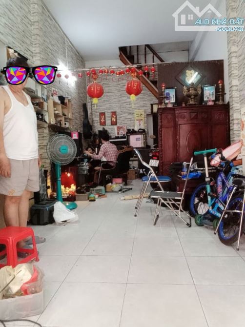 Nhà ban: dường Nguyễn I Hồng Đào, DTSD 75m, 2 Tầng, giá 8 tỷ