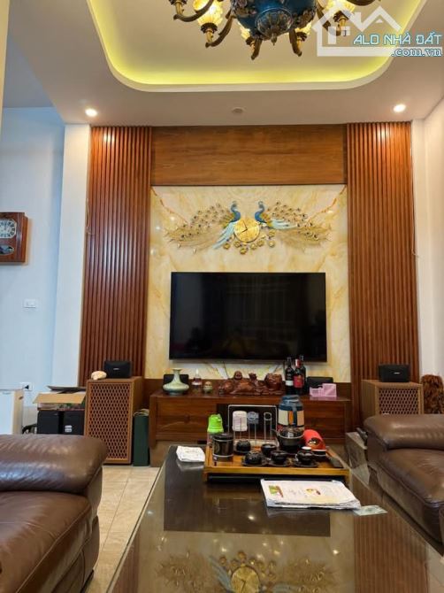 Nhà phố Thái Thịnh, Gần phố, Dân xây, Full nội thất xịn sò, DT 40m2, MT 6m, Giá 11.2 tỷ