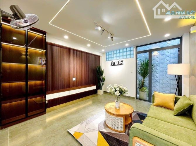 Nhà Bà Hạt có thang máy-Chỉ 3tỷ590 ngay chợ Nhật Tảo cho thuê 25tr-Sổ hồng 52m2 sang tên