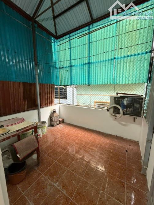Nhà bán ngã tư sở sổ đỏ vuông vắn