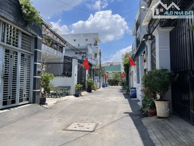Bán đất tặng nhà Hẻm 6m 182 Lã Xuân Oai, Tăng Nhơn Phú A, 200m2, ngang 10m, chỉ 11 tỷ 999