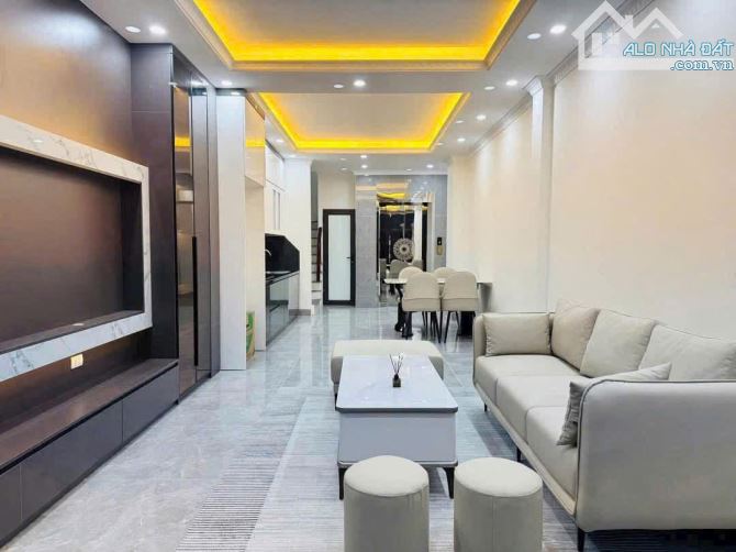 DUY NHẤT CĂN NHÀ 42M2, THÀNH TRUNG TRÂU QUỲ THANG MÁY, FULL NỘI THẤT SÁT VÁCH VINHOME CẠNH