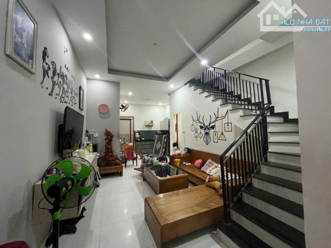 Bán nhà 3 tầng kiệt Núi Thành, DTSD 120m2, cách kiệt ô tô 7m5 chỉ vài bước chân