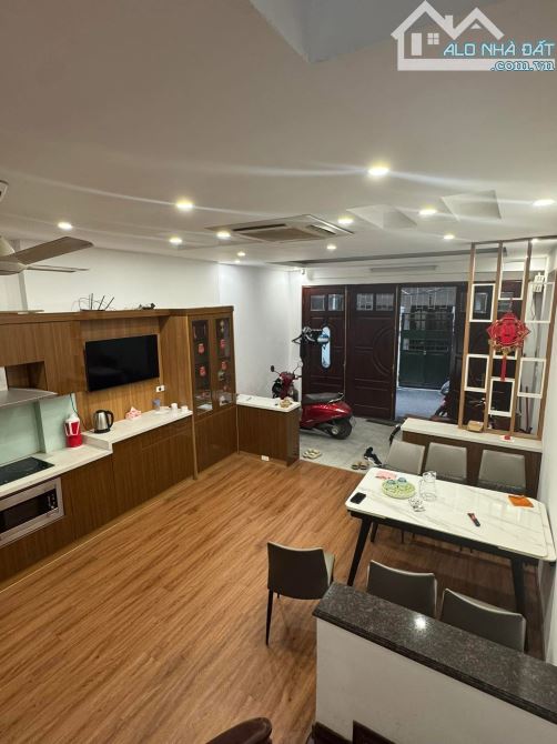 Bán nhà phố Quan Nhân Thanh Xuân, 50m2 5tầng MT5m, 4PN, oto đỗ cửa, 10m ra hồ điều hoà