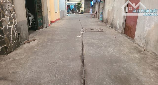 BÁN ĐẤT TẶNG NHÀ ĐƯỜNG TRƯỜNG CHINH CẤP 4 - HXH THÔNG, SỔ ĐẸP - NGAY CHỢ