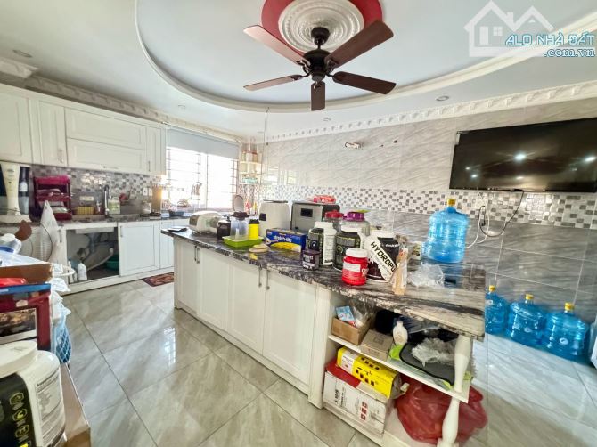 TOÀ NHÀ BUILDING NGAY SÂN BAY 5 TẦNG CÓ HẦM - NGANG 7.3M NỞ HẬU L ĐẸP - THANG MÁY XỊN - MẶ