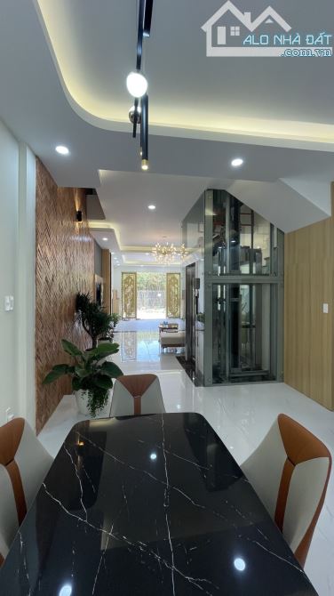 B.án nhà Quận 7 mặt tiền 90m (5x18) 4 tầng thang máy g.ía 14,5 t.ỷ