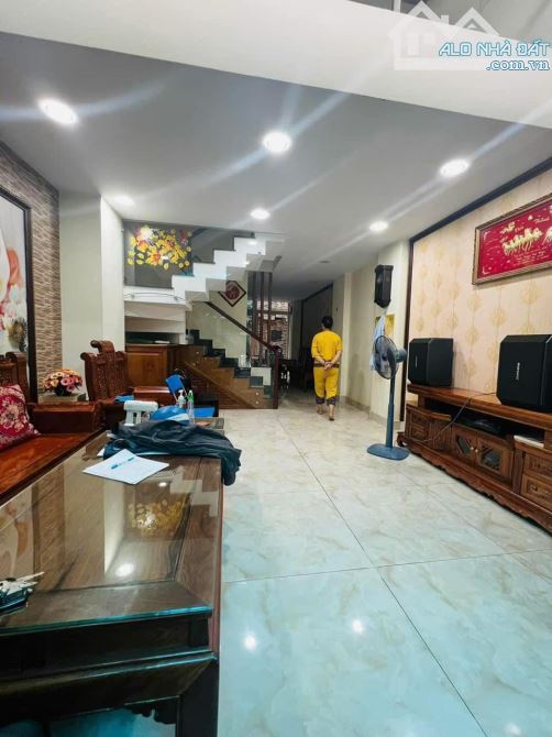 ✨ HẺM XE HƠI! BÁN NHÀ CMT8, QUẬN 10 34m² 2PN - Chỉ 70m ra mặt tiền CMT8.