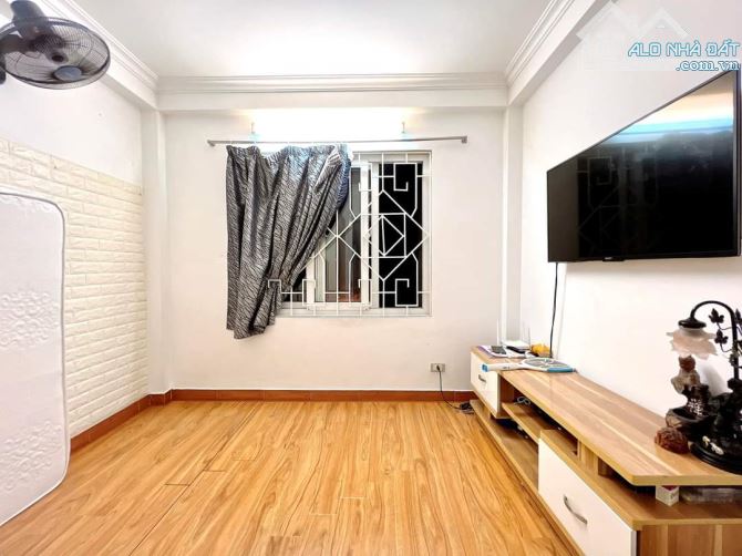 Chính chủ cho thuê nguyên căn mới 4Tx18mfull nội thất, giá 8tr tại Hoàng Hoa Thám.