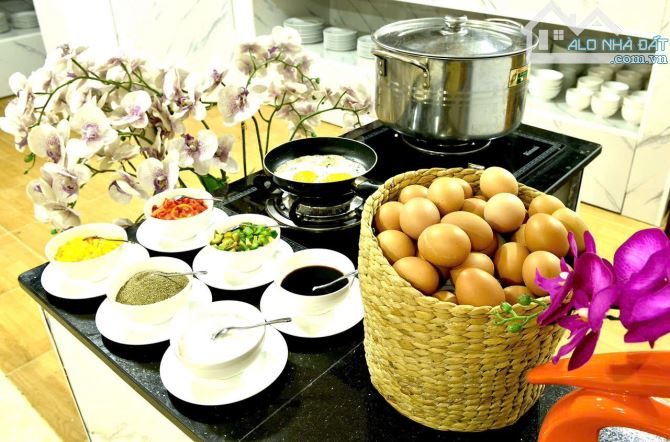 Bán khách sạn 12 tầng mặt tiền đường hùng vương ngang 7m