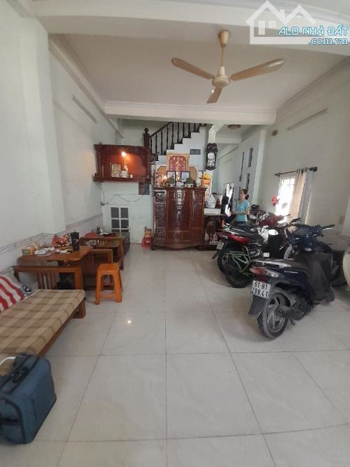 bán nhà mặt tiền chợ sinco bình tân (5x200) 3 tầng 11,5 ty nhà đẹp vào ở ngay.