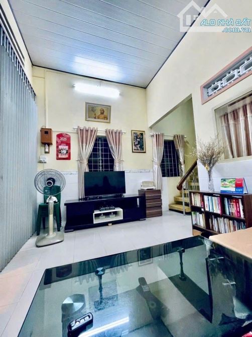 Bán nhà 2 tầng hẻm trần bình trọng  giá tốt