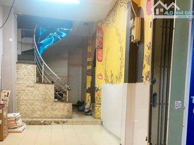Cho thuê nhà 3 lầu 3 phòng hẻm Nguyễn Thiện Thuật, Quận 3