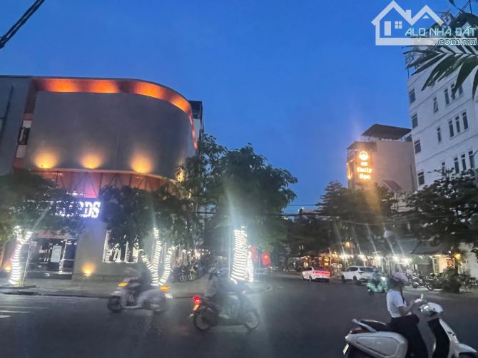 NGUYỄN CÔNG TRỨ,LÔ GÓC ĐẸP,3 TẦNG 3 MÊ VÀO Ở NGAY–Ô TÔ ĐỖ CỬA–CHỈ 5,X TỶ, ĐÔ BỘ TẮM BIỂN