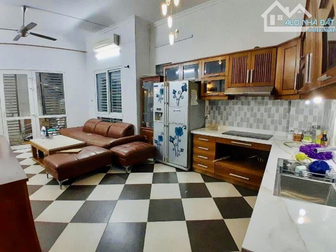 BÁN NHÀ TÂY SƠN. ĐỐNG ĐA. 20M RA Ô TÔ.  DÂN XÂY. 3 THOÁNG. FULL NỘI THẤT. AN SINH ĐỈNH.