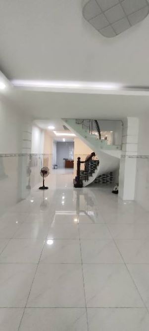 Nhà mặt tiền hẻm 520 Quốc Lộ 13 88m2 4 tầng 4 PN tiện ở và kinh doanh 1 trục thẳng ra QL13
