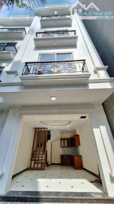 Bán nhà Lai Xá 32m2x5T, ngõ nông, gần phố, nhiều tiện ích, tiềm năng, giá chỉ 4.x tỷ