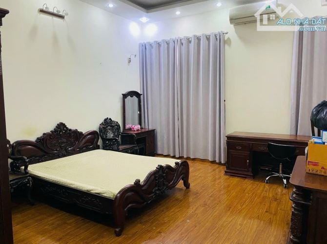 Cho thuê căn nhà 30m2, 2 phòng ngủ gần Hoàng quốc việt, ô tô vào tận nhà.