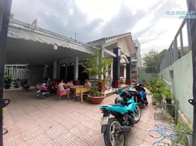 BÁN BIỆT THỰ TẶNG DÃY TRỌ CÓ THU NHẬP - 409m2 - HẺM XE HƠI - 24 TỈ