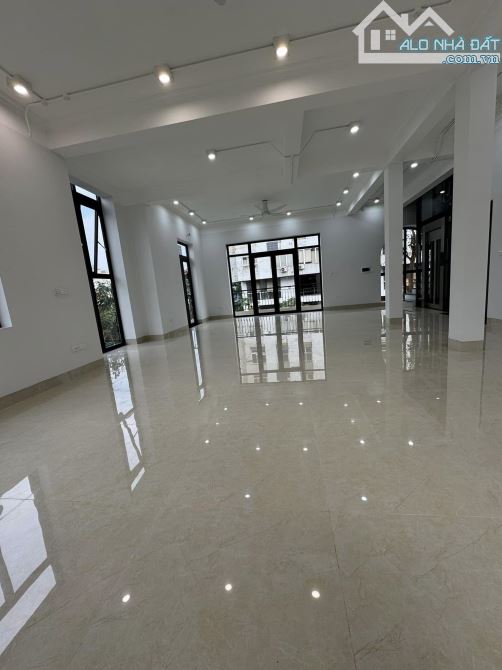 Bán tòa văn phòng mặt phố Trường Chinh, 80m2, 8 tầng, giá 40 tỷ, mới đẹp, kinh doanh đỉnh