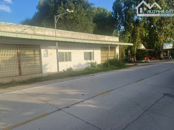 CẦN BÁN 1 LÔ ĐẤT VƯỜN 67C ĐẤT NGÂY NGÃ BA  GẦN CHỢ TRƯỜNG HỌC CÓ 3 CĂN NHÀ 1 PHÒNG KARAOKE