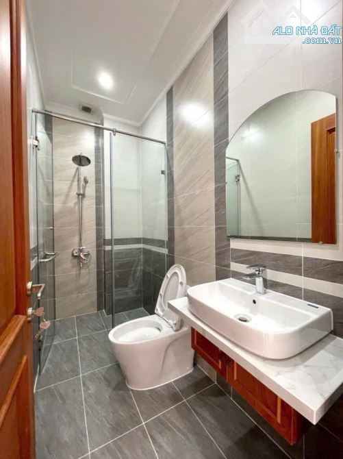 . Bán Nhà Đẹp Nguyễn Văn Khối – Khu Phân Lô – Gara Ô Tô – Full Nội Thất Gỗ-5 Tầng