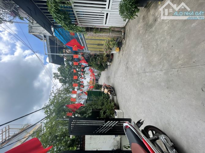 BÁN NHÀ THẠNH LỘC – HẺM XE HƠI QUAY ĐẦU – NHÀ MỚI Ở NGAY - 4M x 18M - 2 TẦNG CHỈ 5.2 TỶ TL