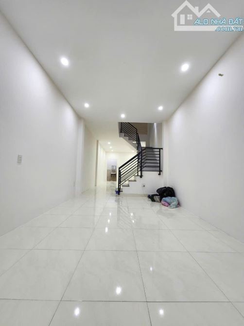 6.6 tỷ 65m2 ngay nhà ga T3 trệt 2 lầu đúc thông đường mới C12