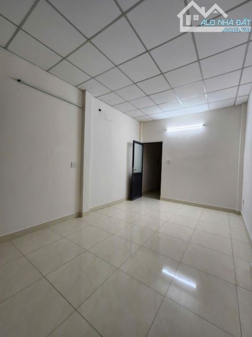 6.6 tỷ 65m2 ngay nhà ga T3 trệt 2 lầu đúc thông đường mới C12 - 10