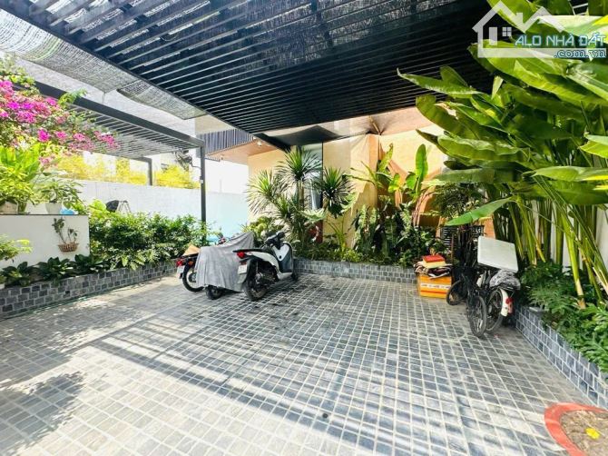 Bán Biệt Thự Tên Lửa, 300m2, 15x20m, 3 Tầng, 5PN, có hồ bơi, full nội thất, năng lượng MT - 11