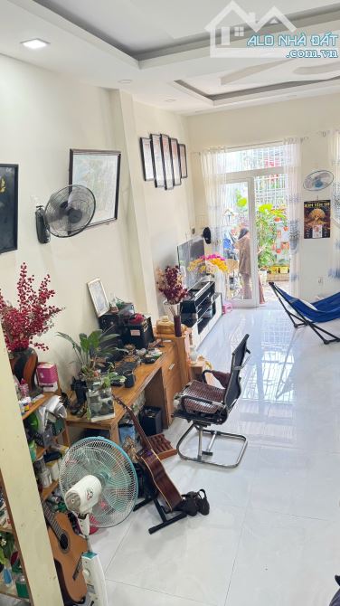 BÁN NHÀ 3 TẦNG, HẺM THÔNG PHÙNG HƯNG, CÁCH BIỂN 700M, GIÁ 3 TỶ 650. - 1