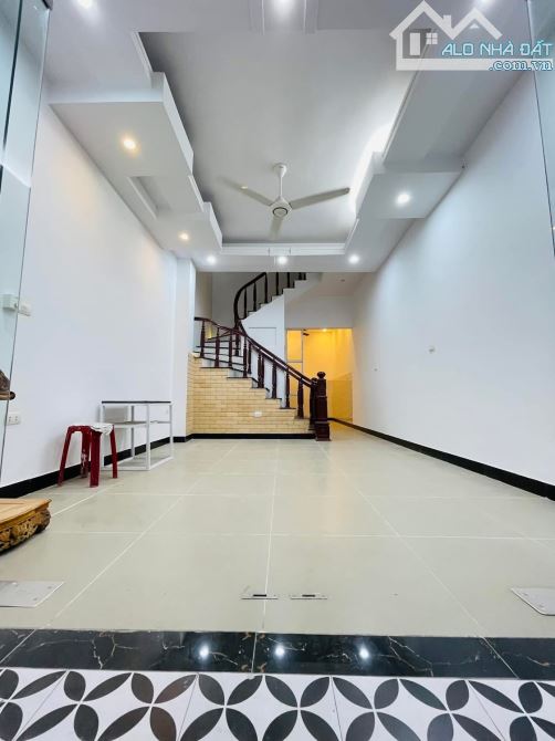 Bán Nhà Trịnh Công Sơn -Tây Hồ 50m2 -3Tầng-MT4.1m-Giá 9tỷ Vài Bước Chân Ra Phố Đi Bộ - 1