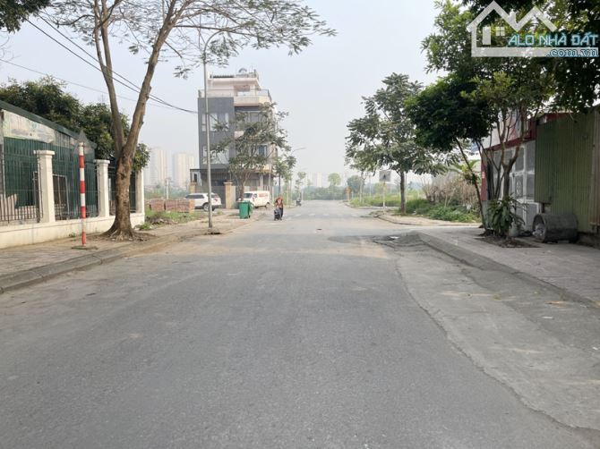 Lô góc 122,6m2 đất đấu giá phường Cự Khối - Mặt phố Hoa Động đường rộng 17m, ngay cạnh trư - 1