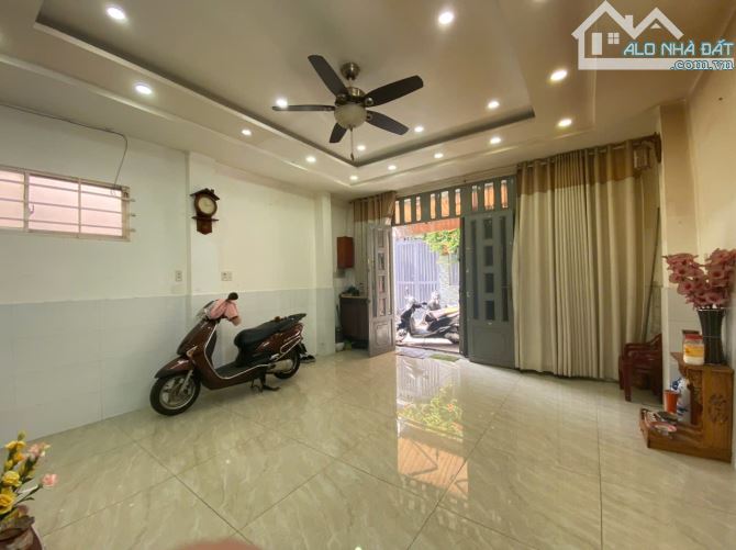 Cho thuê nhà Lũy Bán Bích 5,5 x 11m, nhà 1 lầu, 3pn 3tolet, giá thuê 12tr/th - 1