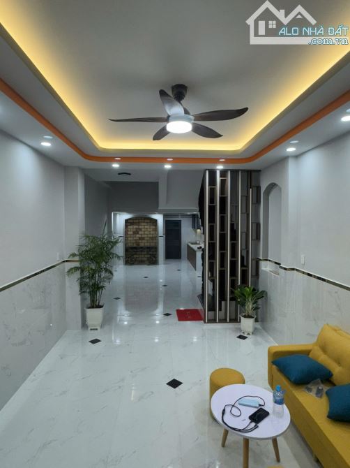BÁN NHÀ HẺM TO QUẬN 11, RẤT GẦN MẶT TIỀN, MUA VỂ Ở NGAY - 1