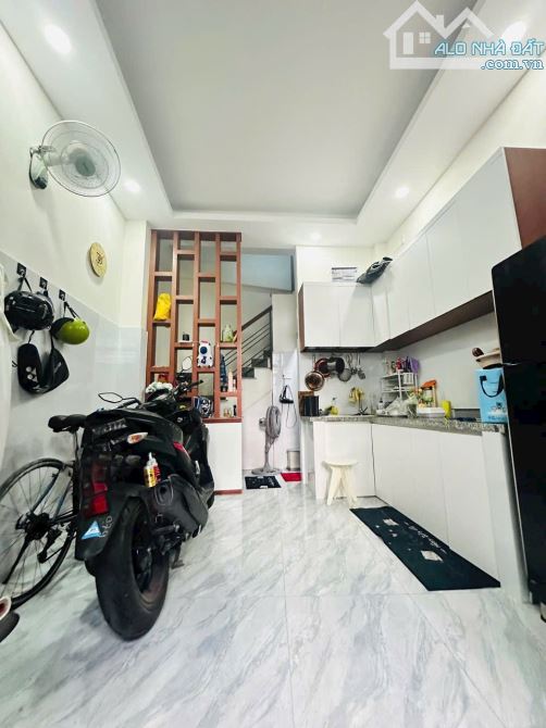 Bán nhà nguyễn văn cừ quận 1- trệt lầu còn mới- 1căn ra mặt tiền- shr hoàn công đủ- 1 tỷ x - 1