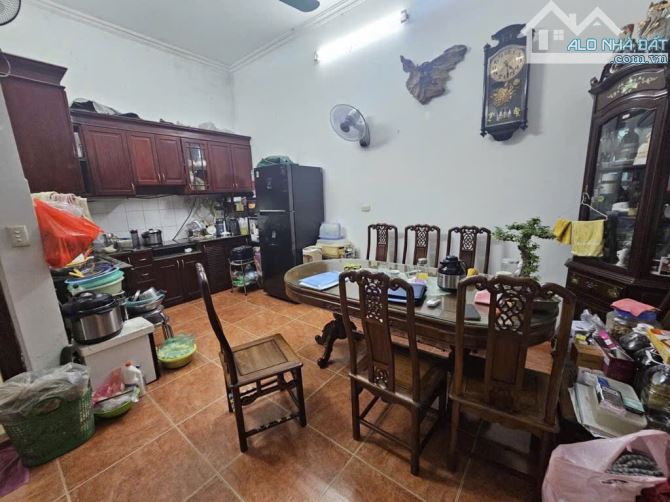 Nhà cán bộ xây - Bán chuyển đổi về gần con - Ngõ 4m ô tô thông các phố - Kinh doanh tốt - 1