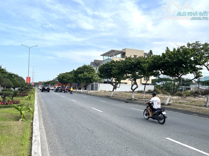 Bán đất biệt thự vệt Nguyễn Tất Thành sát biển - 1