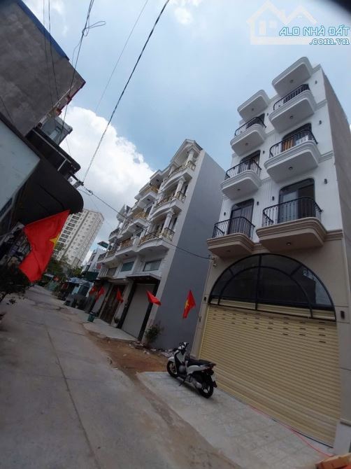 BÁN TOÀ CHDV - HẺM XE TẢI - TRẦN THỊ HÈ -100M2 - 5 TẦNG - THANG MÁY - PCCC - GIÁ 9,5 TỶ - 1