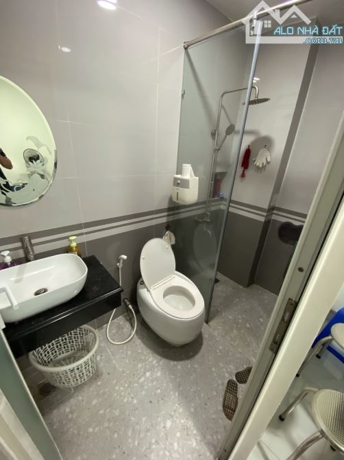 NHÀ TÂN BÌNH CÓ THANG MÁY 4x14M GIÁ 8,4 TỶ TẠI PHẠM VĂN CHIÊU PHƯỜNG 15 NHÀ 5 TẦNG 5 PHÒNG - 1