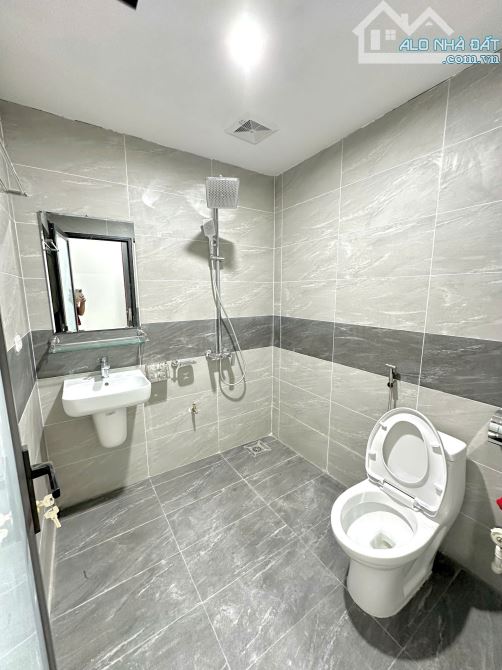 Cho Thuê CCMN 381 Nguyễn Khang Cầu Giấy 30m2 Studio Ban Công Giặt Riêng Thang Máy Gần Chợ - 1