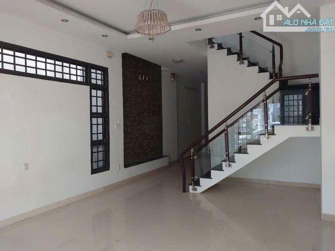 Cho thuê nhà 3 tầng MT Dương Quảng Hàm . DT 5x27m. Giá 35 triệu/tháng - 1